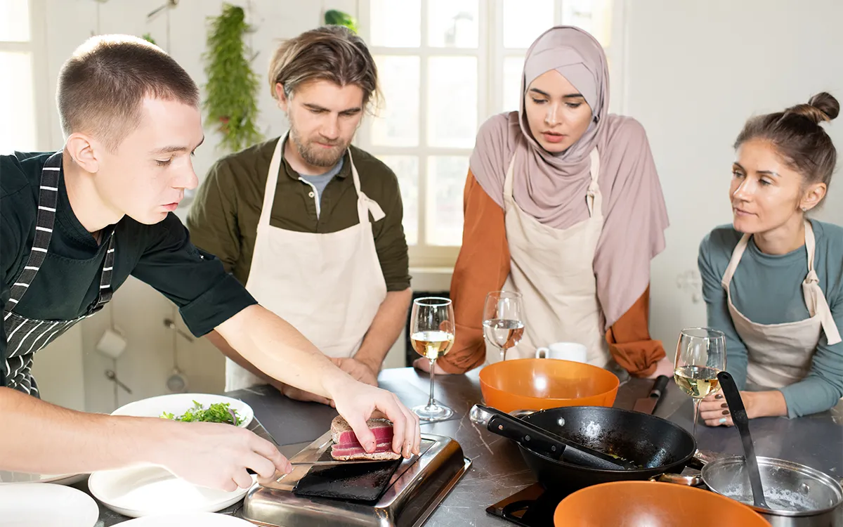 Groupe participant ensemble à un atelier de cuisine convivial
