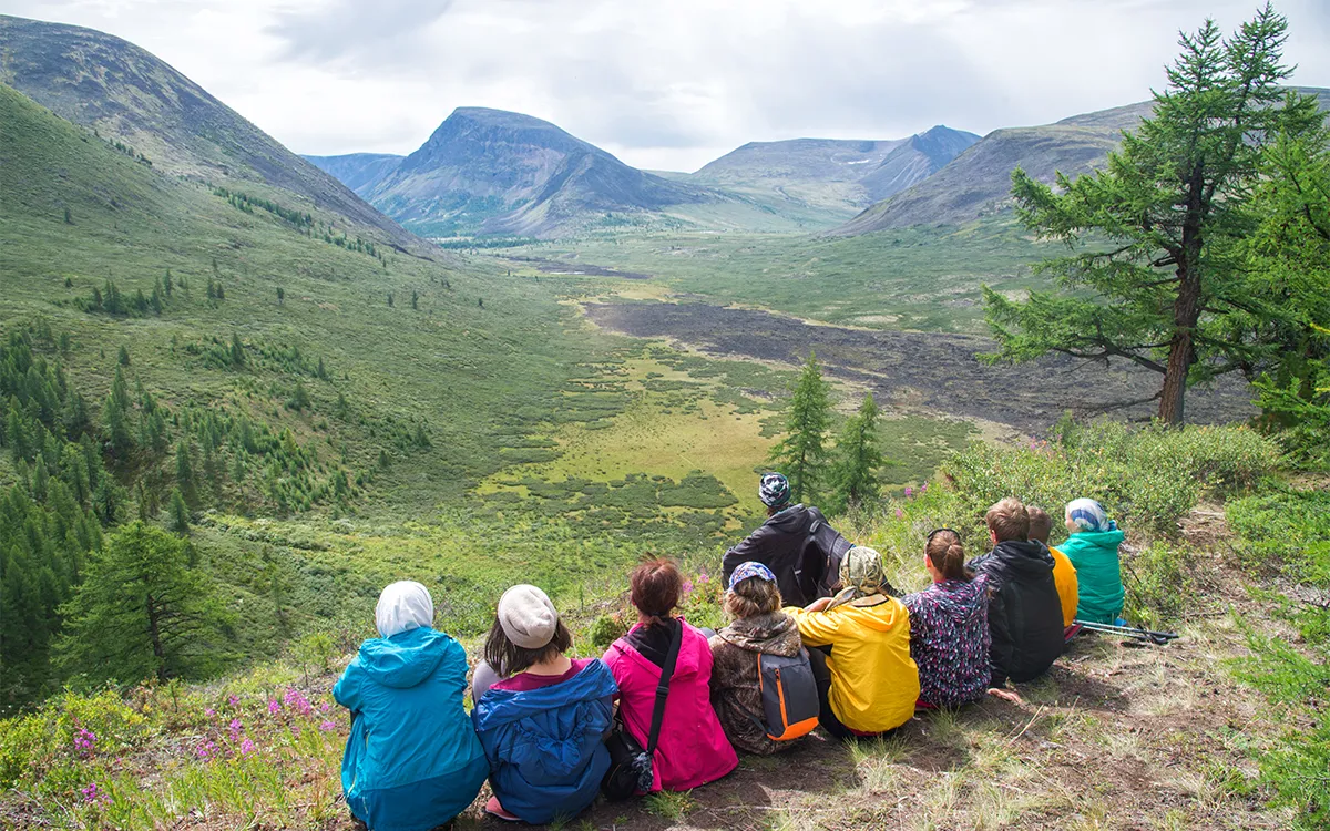 Groupe de randonneurs profitant ensemble d’un paysage de montagne