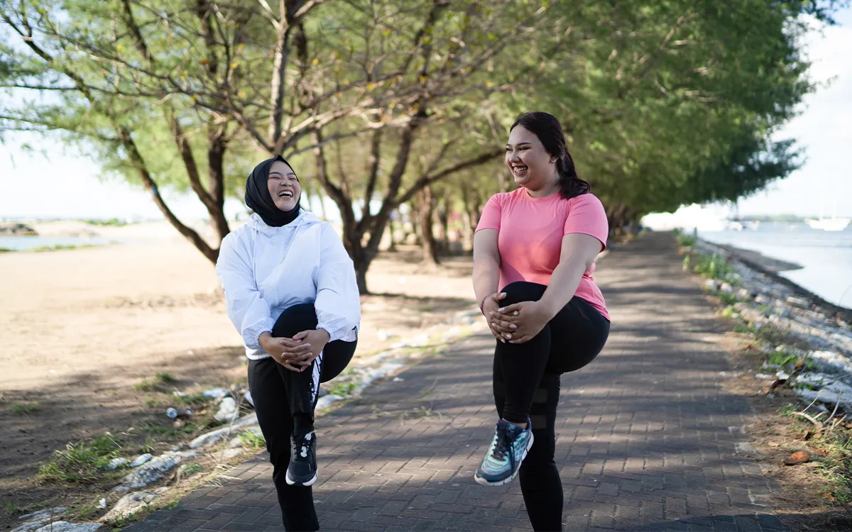 Deux femmes faisant du sport ensemble en extérieur dans une ambiance conviviale